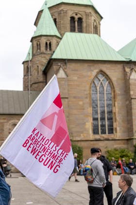 Essen, Bundesweiter Aktionstag des DGB. 26.09.2026, EU, DEU, Deutschland, Nordrhein-Westfalen, Essen: der Deutsche Gewerkschaftsbund und seine Mitgliedsgewerkschaften hatten unter dem Motto Hart verdient! Deine Arbeit. Deine Gesundheit. Deine Rente. zu einem bundesweiten Aktionstag aufgerufen. In 15 Großstädten fanden Kundgebungen statt. Dabei wurde für einen starken Sozialstaat, sichere Arbeitsplätze, gute Arbeitsbedingungen und den Schutz von Arbeitnehmerrechten demonstriert. Die Demonstration startete an der Altendorfer Straße, zog durch die Innenstadt und endete mit einer Kundgebung auf dem Burgplatz. In Essen nahmen ca. 15.000 Personen teil. Bundesweit ca. 175.000 Menschen. EU, DEU, Germany, North Rhine-Westphalia, Essen: The