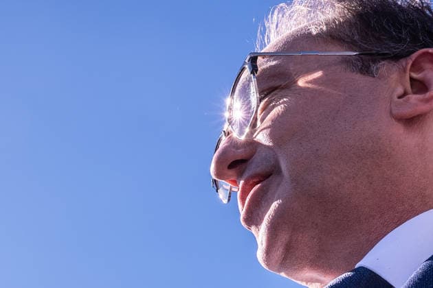 Gruppenfoto mit Gegenlicht auf der Dachterrasse des Hotel Bayerischer Hof - Alexander Dobrindt, deutscher Bundesminister des Innern, mit seinen Amtskollegen und internationalen Meeting-Teilnehmern.;2. Munich Migration Meeting Treffen der Europäischen Minister zur Umsetzung der Migrationswende, München Bayern Deutschland Hotel Bayerischer Hof