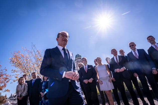 Gruppenfoto mit Gegenlicht auf der Dachterrasse des Hotel Bayerischer Hof - Alexander Dobrindt, deutscher Bundesminister des Innern, mit seinen Amtskollegen und internationalen Meeting-Teilnehmern.;2. Munich Migration Meeting Treffen der Europäischen Minister zur Umsetzung der Migrationswende, München Bayern Deutschland Hotel Bayerischer Hof