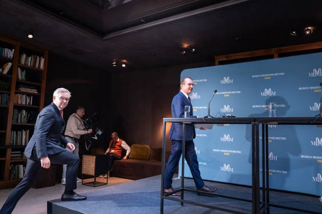 Alexander Dobrindt, deutscher Bundesminister des Innern und Gastgeber des Meetings (voranschreitend) mit Magnus Brunner, EU-Kommissar für Inneres und Migration, auf dem Weg zum Pressestatement;2. Munich Migration Meeting Treffen der Europäischen Minister zur Umsetzung der Migrationswende, München Bayern Deutschland Hotel Bayerischer Hof
