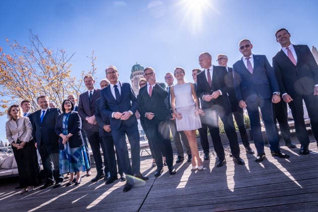 Gruppenfoto mit Gegenlicht auf der Dachterrasse des Hotel Bayerischer Hof - Alexander Dobrindt, deutscher Bundesminister des Innern, mit seinen Amtskollegen und internationalen Meeting-Teilnehmern.;2. Munich Migration Meeting Treffen der Europäischen Minister zur Umsetzung der Migrationswende, München Bayern Deutschland Hotel Bayerischer Hof