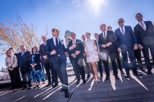 Gruppenfoto mit Gegenlicht auf der Dachterrasse des Hotel Bayerischer Hof - Alexander Dobrindt, deutscher Bundesminister des Innern, mit seinen Amtskollegen und internationalen Meeting-Teilnehmern.;2. Munich Migration Meeting Treffen der Europäischen Minister zur Umsetzung der Migrationswende, München Bayern Deutschland Hotel Bayerischer Hof