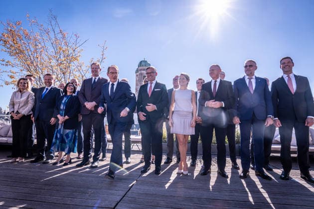 Gruppenfoto mit Gegenlicht auf der Dachterrasse des Hotel Bayerischer Hof - Alexander Dobrindt, deutscher Bundesminister des Innern, mit seinen Amtskollegen und internationalen Meeting-Teilnehmern.;2. Munich Migration Meeting Treffen der Europäischen Minister zur Umsetzung der Migrationswende, München Bayern Deutschland Hotel Bayerischer Hof