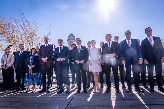 Gruppenfoto mit Gegenlicht auf der Dachterrasse des Hotel Bayerischer Hof - Alexander Dobrindt, deutscher Bundesminister des Innern, mit seinen Amtskollegen und internationalen Meeting-Teilnehmern.;2. Munich Migration Meeting Treffen der Europäischen Minister zur Umsetzung der Migrationswende, München Bayern Deutschland Hotel Bayerischer Hof
