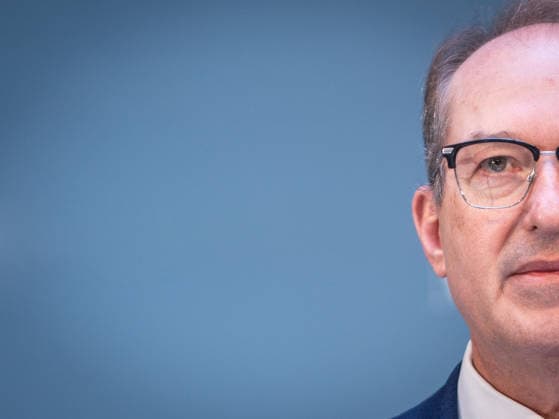 Alexander Dobrindt, deutscher Bundesminister des Innern, während seines Pressestatements;2. Munich Migration Meeting Treffen der Europäischen Minister zur Umsetzung der Migrationswende, München Bayern Deutschland Hotel Bayerischer Hof