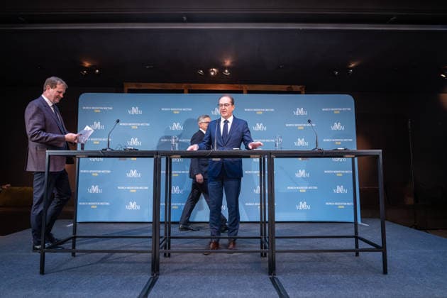 Alexander Dobrindt, deutscher Bundesminister des Innern und Gastgeber des Meetings (voranschreitend) mit Magnus Brunner, EU-Kommissar für Inneres und Migration (von links), bei ihrem gemeinsamen Pressestatement zum Auftakt des Meetings, Jim O™Callaghan, Innenminister der Republik Irland und EU-Ratspräsidentschaft (links im Bild);2. Munich Migration Meeting Treffen der Europäischen Minister zur Umsetzung der Migrationswende, München Bayern Deutschland Hotel Bayerischer Hof