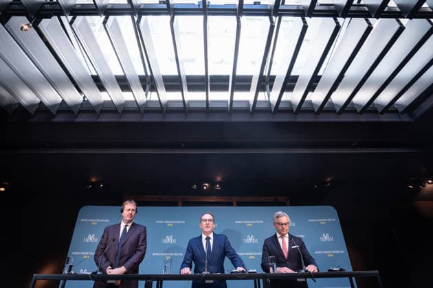 Jim O™Callaghan, Innenminister der Republik Irland und EU-Ratspräsidentschaft, Alexander Dobrindt, deutscher Bundesminister des Innern, Magnus Brunner, EU-Kommissar für Inneres und Migration (von links) beim Auftaktstatement;2. Munich Migration Meeting Treffen der Europäischen Minister zur Umsetzung der Migrationswende, München Bayern Deutschland Hotel Bayerischer Hof