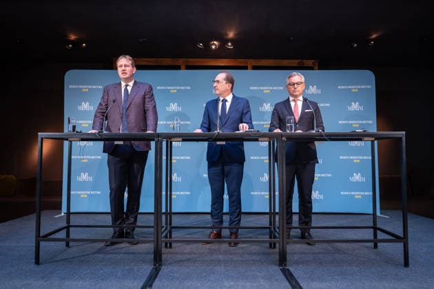Jim O™Callaghan, Innenminister der Republik Irland und EU-Ratspräsidentschaft, Alexander Dobrindt, deutscher Bundesminister des Innern, Magnus Brunner, EU-Kommissar für Inneres und Migration (von links) beim Auftaktstatement;2. Munich Migration Meeting Treffen der Europäischen Minister zur Umsetzung der Migrationswende, München Bayern Deutschland Hotel Bayerischer Hof