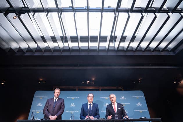 Jim O™Callaghan, Innenminister der Republik Irland und EU-Ratspräsidentschaft, Alexander Dobrindt, deutscher Bundesminister des Innern, Magnus Brunner, EU-Kommissar für Inneres und Migration (von links) beim Auftaktstatement;2. Munich Migration Meeting Treffen der Europäischen Minister zur Umsetzung der Migrationswende, München Bayern Deutschland Hotel Bayerischer Hof