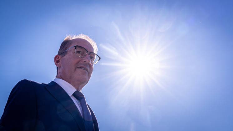 Gruppenfoto mit Gegenlicht auf der Dachterrasse des Hotel Bayerischer Hof - Alexander Dobrindt, deutscher Bundesminister des Innern, mit seinen Amtskollegen und internationalen Meeting-Teilnehmern.;2. Munich Migration Meeting Treffen der Europäischen Minister zur Umsetzung der Migrationswende, München Bayern Deutschland Hotel Bayerischer Hof