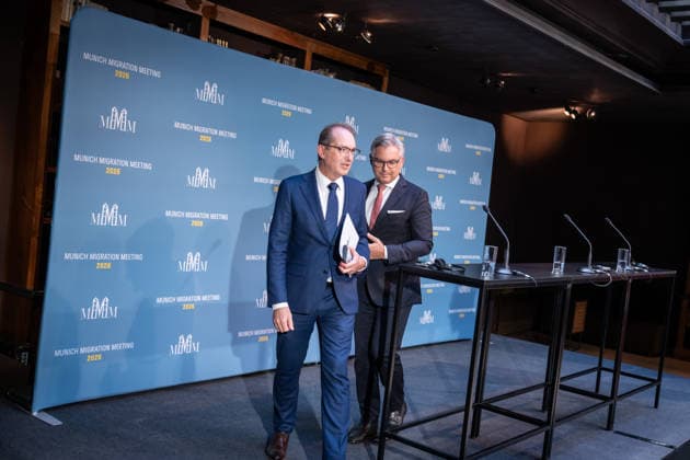 Alexander Dobrindt, deutscher Bundesminister des Innern und Gastgeber des Meetings (voranschreitend) mit Magnus Brunner, EU-Kommissar für Inneres und Migration (von links), bei ihrem gemeinsamen Pressestatement zum Auftakt des Meetings;2. Munich Migration Meeting Treffen der Europäischen Minister zur Umsetzung der Migrationswende, München Bayern Deutschland Hotel Bayerischer Hof