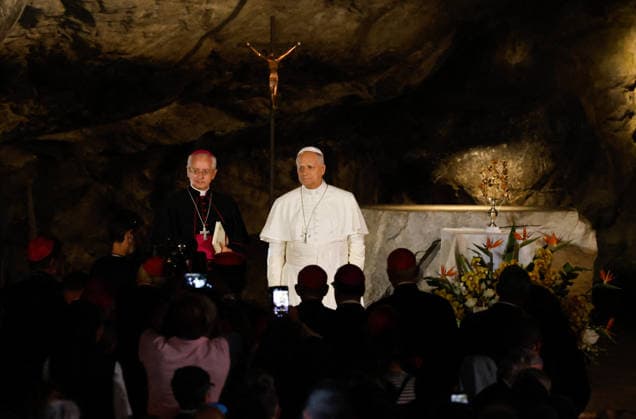 Visit to France of Pope Leo XIV – Prayer at Lourdes Sanctuary Pope Leo XIV pictured during a prayer at Grotto of Massabielle at the Lourdes sanctuary, southwestern France, on September 26, 2026. Pope Leo XIV makes a historic apostolic journey of four days to France scheduled for September 25 to 28, 2026. Photo by Margot Le Gonidec ABACAPRESS.COM Lourdes France  Copyright: xLexGonidecxMargot ABACAx