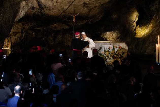 Visit to France of Pope Leo XIV – Prayer at Lourdes Sanctuary Pope Leo XIV pictured during a prayer at Grotto of Massabielle at the Lourdes sanctuary, southwestern France, on September 26, 2026. Pope Leo XIV makes a historic apostolic journey of four days to France scheduled for September 25 to 28, 2026. Photo by Margot Le Gonidec ABACAPRESS.COM Lourdes France  Copyright: xLexGonidecxMargot ABACAx