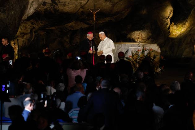 Visit to France of Pope Leo XIV – Prayer at Lourdes Sanctuary Pope Leo XIV pictured during a prayer at Grotto of Massabielle at the Lourdes sanctuary, southwestern France, on September 26, 2026. Pope Leo XIV makes a historic apostolic journey of four days to France scheduled for September 25 to 28, 2026. Photo by Margot Le Gonidec ABACAPRESS.COM Lourdes France  Copyright: xLexGonidecxMargot ABACAx