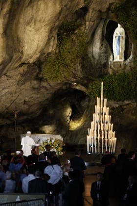 Visit to France of Pope Leo XIV – Prayer at Lourdes Sanctuary Pope Leo XIV pictured during a prayer at Grotto of Massabielle at the Lourdes sanctuary, southwestern France, on September 26, 2026. Pope Leo XIV makes a historic apostolic journey of four days to France scheduled for September 25 to 28, 2026. Photo by Margot Le Gonidec ABACAPRESS.COM Lourdes France  Copyright: xLexGonidecxMargot ABACAx