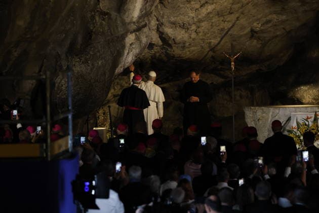 Visit to France of Pope Leo XIV – Prayer at Lourdes Sanctuary Pope Leo XIV pictured during a prayer at Grotto of Massabielle at the Lourdes sanctuary, southwestern France, on September 26, 2026. Pope Leo XIV makes a historic apostolic journey of four days to France scheduled for September 25 to 28, 2026. Photo by Margot Le Gonidec ABACAPRESS.COM Lourdes France  Copyright: xLexGonidecxMargot ABACAx