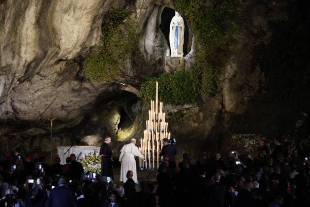 Visit to France of Pope Leo XIV – Prayer at Lourdes Sanctuary Pope Leo XIV pictured during a prayer at Grotto of Massabielle at the Lourdes sanctuary, southwestern France, on September 26, 2026. Pope Leo XIV makes a historic apostolic journey of four days to France scheduled for September 25 to 28, 2026. Photo by Margot Le Gonidec ABACAPRESS.COM Lourdes France  Copyright: xLexGonidecxMargot ABACAx