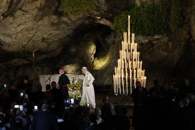 Visit to France of Pope Leo XIV – Prayer at Lourdes Sanctuary Pope Leo XIV pictured during a prayer at Grotto of Massabielle at the Lourdes sanctuary, southwestern France, on September 26, 2026. Pope Leo XIV makes a historic apostolic journey of four days to France scheduled for September 25 to 28, 2026. Photo by Margot Le Gonidec ABACAPRESS.COM Lourdes France  Copyright: xLexGonidecxMargot ABACAx