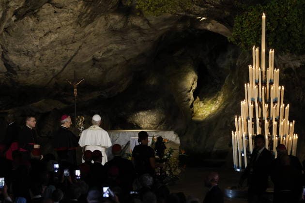Visit to France of Pope Leo XIV – Prayer at Lourdes Sanctuary Pope Leo XIV pictured during a prayer at Grotto of Massabielle at the Lourdes sanctuary, southwestern France, on September 26, 2026. Pope Leo XIV makes a historic apostolic journey of four days to France scheduled for September 25 to 28, 2026. Photo by Margot Le Gonidec ABACAPRESS.COM Lourdes France  Copyright: xLexGonidecxMargot ABACAx