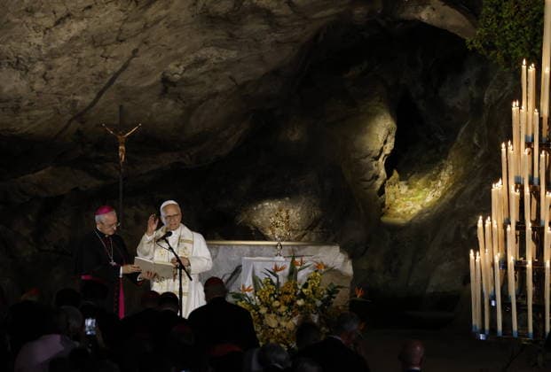 Visit to France of Pope Leo XIV – Prayer at Lourdes Sanctuary Pope Leo XIV pictured during a prayer at Grotto of Massabielle at the Lourdes sanctuary, southwestern France, on September 26, 2026. Pope Leo XIV makes a historic apostolic journey of four days to France scheduled for September 25 to 28, 2026. Photo by Margot Le Gonidec ABACAPRESS.COM Lourdes France  Copyright: xLexGonidecxMargot ABACAx