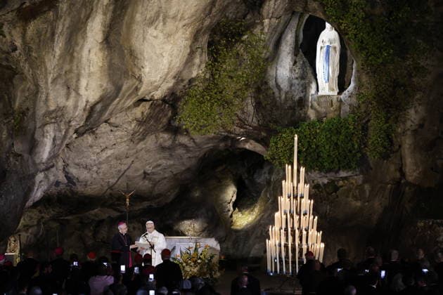 Visit to France of Pope Leo XIV – Prayer at Lourdes Sanctuary Pope Leo XIV pictured during a prayer at Grotto of Massabielle at the Lourdes sanctuary, southwestern France, on September 26, 2026. Pope Leo XIV makes a historic apostolic journey of four days to France scheduled for September 25 to 28, 2026. Photo by Margot Le Gonidec ABACAPRESS.COM Lourdes France  Copyright: xLexGonidecxMargot ABACAx