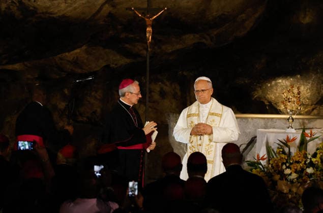 Visit to France of Pope Leo XIV – Prayer at Lourdes Sanctuary Pope Leo XIV pictured during a prayer at Grotto of Massabielle at the Lourdes sanctuary, southwestern France, on September 26, 2026. Pope Leo XIV makes a historic apostolic journey of four days to France scheduled for September 25 to 28, 2026. Photo by Margot Le Gonidec ABACAPRESS.COM Lourdes France  Copyright: xLexGonidecxMargot ABACAx