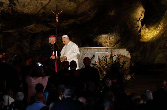 Visit to France of Pope Leo XIV – Prayer at Lourdes Sanctuary Pope Leo XIV pictured during a prayer at Grotto of Massabielle at the Lourdes sanctuary, southwestern France, on September 26, 2026. Pope Leo XIV makes a historic apostolic journey of four days to France scheduled for September 25 to 28, 2026. Photo by Margot Le Gonidec ABACAPRESS.COM Lourdes France  Copyright: xLexGonidecxMargot ABACAx