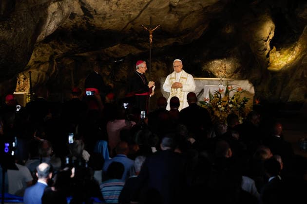 Visit to France of Pope Leo XIV – Prayer at Lourdes Sanctuary Pope Leo XIV pictured during a prayer at Grotto of Massabielle at the Lourdes sanctuary, southwestern France, on September 26, 2026. Pope Leo XIV makes a historic apostolic journey of four days to France scheduled for September 25 to 28, 2026. Photo by Margot Le Gonidec ABACAPRESS.COM Lourdes France  Copyright: xLexGonidecxMargot ABACAx