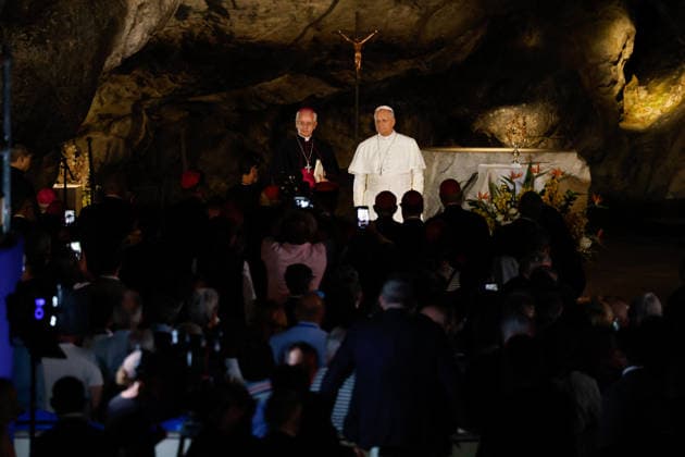 Visit to France of Pope Leo XIV – Prayer at Lourdes Sanctuary Pope Leo XIV pictured during a prayer at Grotto of Massabielle at the Lourdes sanctuary, southwestern France, on September 26, 2026. Pope Leo XIV makes a historic apostolic journey of four days to France scheduled for September 25 to 28, 2026. Photo by Margot Le Gonidec ABACAPRESS.COM Lourdes France  Copyright: xLexGonidecxMargot ABACAx