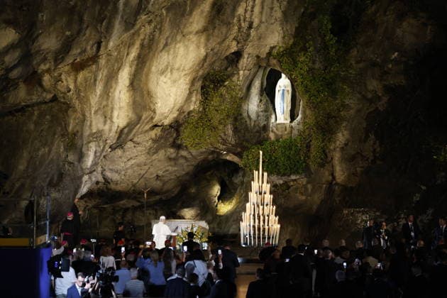 Visit to France of Pope Leo XIV – Prayer at Lourdes Sanctuary Pope Leo XIV pictured during a prayer at Grotto of Massabielle at the Lourdes sanctuary, southwestern France, on September 26, 2026. Pope Leo XIV makes a historic apostolic journey of four days to France scheduled for September 25 to 28, 2026. Photo by Margot Le Gonidec ABACAPRESS.COM Lourdes France  Copyright: xLexGonidecxMargot ABACAx