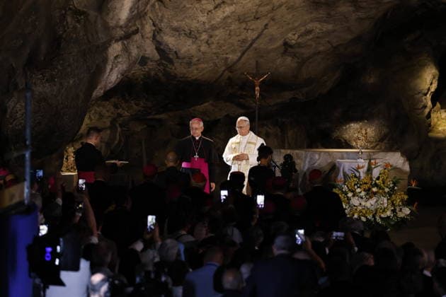 Visit to France of Pope Leo XIV – Prayer at Lourdes Sanctuary Pope Leo XIV pictured during a prayer at Grotto of Massabielle at the Lourdes sanctuary, southwestern France, on September 26, 2026. Pope Leo XIV makes a historic apostolic journey of four days to France scheduled for September 25 to 28, 2026. Photo by Margot Le Gonidec ABACAPRESS.COM Lourdes France  Copyright: xLexGonidecxMargot ABACAx