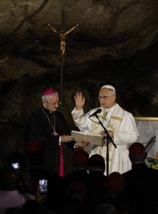 Visit to France of Pope Leo XIV – Prayer at Lourdes Sanctuary Pope Leo XIV pictured during a prayer at Grotto of Massabielle at the Lourdes sanctuary, southwestern France, on September 26, 2026. Pope Leo XIV makes a historic apostolic journey of four days to France scheduled for September 25 to 28, 2026. Photo by Margot Le Gonidec ABACAPRESS.COM Lourdes France  Copyright: xLexGonidecxMargot ABACAx