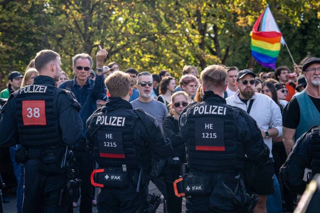 Eskalation in Darmstadt: Wilde Jagdszenen zwischen Polizei und Demonstranten bei Reichsbürger-Marsch mit Kaiserreich-Fahnen – Nebeltöpfe gezündet, Polizei im Großeinsatz, rechter Streamer festgenommen und Minderjähriger mit Pfefferspray bedroht (EXKLUSIV M 7aIMG: 0574328 Eskalation in Darmstadt: Wilde Jagdszenen zwischen Polizei und Demonstranten bei Reichsbürger-Marsch mit Kaiserreich-Fahnen – Nebeltöpfe gezündet, Polizei im Großeinsatz, rechter Streamer festgenommen und Minderjähriger mit Pfefferspray bedroht (EXKLUSIV MATERIAL)Hessen, Darmstadt, Deutschland Copyright: 7aktuell.dex x7aktuell 0574328 20260925_7a_REICHSBUERGERDARMSTADT_574328
