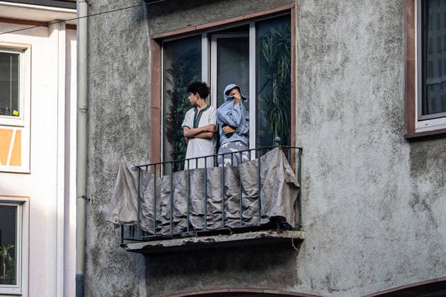 Eskalation in Darmstadt: Wilde Jagdszenen zwischen Polizei und Demonstranten bei Reichsbürger-Marsch mit Kaiserreich-Fahnen – Nebeltöpfe gezündet, Polizei im Großeinsatz, rechter Streamer festgenommen und Minderjähriger mit Pfefferspray bedroht (EXKLUSIV M 7aIMG: 0574340 Eskalation in Darmstadt: Wilde Jagdszenen zwischen Polizei und Demonstranten bei Reichsbürger-Marsch mit Kaiserreich-Fahnen – Nebeltöpfe gezündet, Polizei im Großeinsatz, rechter Streamer festgenommen und Minderjähriger mit Pfefferspray bedroht (EXKLUSIV MATERIAL)Hessen, Darmstadt, Deutschland Copyright: 7aktuell.dex x7aktuell 0574340 20260925_7a_REICHSBUERGERDARMSTADT_574340