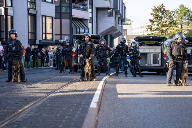 Eskalation in Darmstadt: Wilde Jagdszenen zwischen Polizei und Demonstranten bei Reichsbürger-Marsch mit Kaiserreich-Fahnen – Nebeltöpfe gezündet, Polizei im Großeinsatz, rechter Streamer festgenommen und Minderjähriger mit Pfefferspray bedroht (EXKLUSIV M 7aIMG: 0574353 Eskalation in Darmstadt: Wilde Jagdszenen zwischen Polizei und Demonstranten bei Reichsbürger-Marsch mit Kaiserreich-Fahnen – Nebeltöpfe gezündet, Polizei im Großeinsatz, rechter Streamer festgenommen und Minderjähriger mit Pfefferspray bedroht (EXKLUSIV MATERIAL)Hessen, Darmstadt, Deutschland Copyright: 7aktuell.dex x7aktuell 0574353 20260925_7a_REICHSBUERGERDARMSTADT_574353