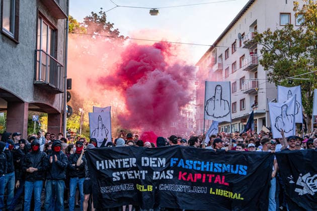 Eskalation in Darmstadt: Wilde Jagdszenen zwischen Polizei und Demonstranten bei Reichsbürger-Marsch mit Kaiserreich-Fahnen – Nebeltöpfe gezündet, Polizei im Großeinsatz, rechter Streamer festgenommen und Minderjähriger mit Pfefferspray bedroht (EXKLUSIV M 7aIMG: 0574358 Eskalation in Darmstadt: Wilde Jagdszenen zwischen Polizei und Demonstranten bei Reichsbürger-Marsch mit Kaiserreich-Fahnen – Nebeltöpfe gezündet, Polizei im Großeinsatz, rechter Streamer festgenommen und Minderjähriger mit Pfefferspray bedroht (EXKLUSIV MATERIAL)Hessen, Darmstadt, Deutschland Copyright: 7aktuell.dex x7aktuell 0574358 20260925_7a_REICHSBUERGERDARMSTADT_574358