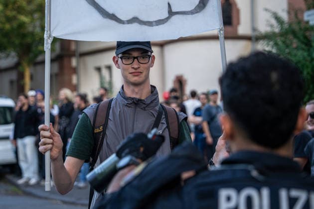 Eskalation in Darmstadt: Wilde Jagdszenen zwischen Polizei und Demonstranten bei Reichsbürger-Marsch mit Kaiserreich-Fahnen – Nebeltöpfe gezündet, Polizei im Großeinsatz, rechter Streamer festgenommen und Minderjähriger mit Pfefferspray bedroht (EXKLUSIV M 7aIMG: 0574364 Eskalation in Darmstadt: Wilde Jagdszenen zwischen Polizei und Demonstranten bei Reichsbürger-Marsch mit Kaiserreich-Fahnen – Nebeltöpfe gezündet, Polizei im Großeinsatz, rechter Streamer festgenommen und Minderjähriger mit Pfefferspray bedroht (EXKLUSIV MATERIAL)Hessen, Darmstadt, Deutschland Copyright: 7aktuell.dex x7aktuell 0574364 20260925_7a_REICHSBUERGERDARMSTADT_574364