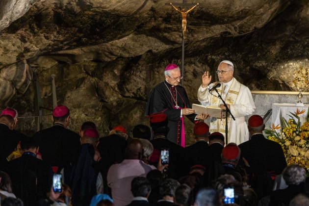 Visit to France of Pope Leo XIV - Prayer at Lourdes Sanctuary MLG Pope Leo XIV prays at the Grotto of the Apparitions at the Sanctuary of Our Lady of Lourdes during his historic apostolic journey, in Lourdes, France, on September 26, 2026. Photo by Margot Le Gonidec ABACAPRESS.COM Lourdes France  Copyright: xLexGonidecxMargot ABACAx