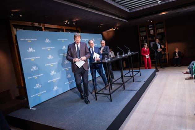 Jim O™Callaghan, Innenminister der Republik Irland und EU-Ratspräsidentschaft, Alexander Dobrindt, deutscher Bundesminister des Innern, Magnus Brunner, EU-Kommissar für Inneres und Migration (von links) beim Auftaktstatement;2. Munich Migration Meeting Treffen der Europäischen Minister zur Umsetzung der Migrationswende, München Bayern Deutschland Hotel Bayerischer Hof