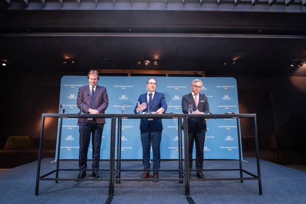 Jim O™Callaghan, Innenminister der Republik Irland und EU-Ratspräsidentschaft, Alexander Dobrindt, deutscher Bundesminister des Innern, Magnus Brunner, EU-Kommissar für Inneres und Migration (von links) beim Auftaktstatement;2. Munich Migration Meeting Treffen der Europäischen Minister zur Umsetzung der Migrationswende, München Bayern Deutschland Hotel Bayerischer Hof