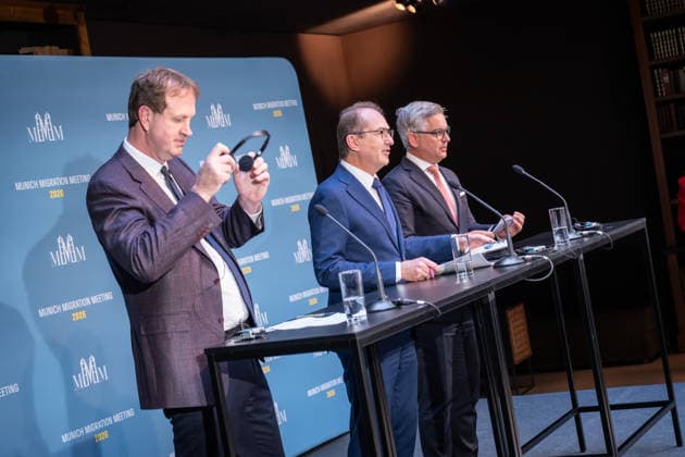 Jim O™Callaghan, Innenminister der Republik Irland und EU-Ratspräsidentschaft, Alexander Dobrindt, deutscher Bundesminister des Innern, Magnus Brunner, EU-Kommissar für Inneres und Migration (von links) beim Auftaktstatement;2. Munich Migration Meeting Treffen der Europäischen Minister zur Umsetzung der Migrationswende, München Bayern Deutschland Hotel Bayerischer Hof