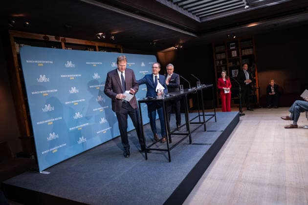 Jim O™Callaghan, Innenminister der Republik Irland und EU-Ratspräsidentschaft, Alexander Dobrindt, deutscher Bundesminister des Innern, Magnus Brunner, EU-Kommissar für Inneres und Migration (von links) beim Auftaktstatement;2. Munich Migration Meeting Treffen der Europäischen Minister zur Umsetzung der Migrationswende, München Bayern Deutschland Hotel Bayerischer Hof