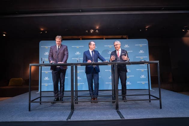 Jim O™Callaghan, Innenminister der Republik Irland und EU-Ratspräsidentschaft, Alexander Dobrindt, deutscher Bundesminister des Innern, Magnus Brunner, EU-Kommissar für Inneres und Migration (von links) beim Auftaktstatement;2. Munich Migration Meeting Treffen der Europäischen Minister zur Umsetzung der Migrationswende, München Bayern Deutschland Hotel Bayerischer Hof
