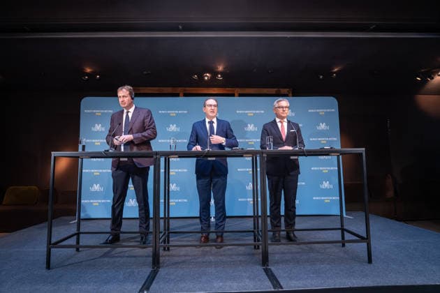 Jim O™Callaghan, Innenminister der Republik Irland und EU-Ratspräsidentschaft, Alexander Dobrindt, deutscher Bundesminister des Innern, Magnus Brunner, EU-Kommissar für Inneres und Migration (von links) beim Auftaktstatement;2. Munich Migration Meeting Treffen der Europäischen Minister zur Umsetzung der Migrationswende, München Bayern Deutschland Hotel Bayerischer Hof