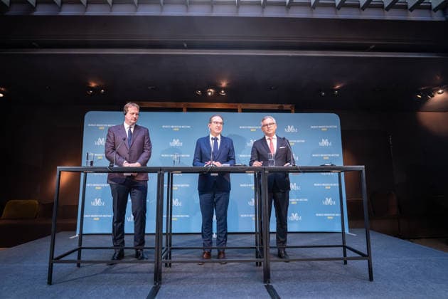Jim O™Callaghan, Innenminister der Republik Irland und EU-Ratspräsidentschaft, Alexander Dobrindt, deutscher Bundesminister des Innern, Magnus Brunner, EU-Kommissar für Inneres und Migration (von links) beim Auftaktstatement;2. Munich Migration Meeting Treffen der Europäischen Minister zur Umsetzung der Migrationswende, München Bayern Deutschland Hotel Bayerischer Hof