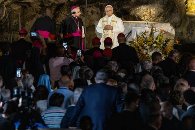 Visit to France of Pope Leo XIV - Prayer at Lourdes Sanctuary MLG Pope Leo XIV prays at the Grotto of the Apparitions at the Sanctuary of Our Lady of Lourdes during his historic apostolic journey, in Lourdes, France, on September 26, 2026. Photo by Margot Le Gonidec ABACAPRESS.COM Lourdes France  Copyright: xLexGonidecxMargot ABACAx