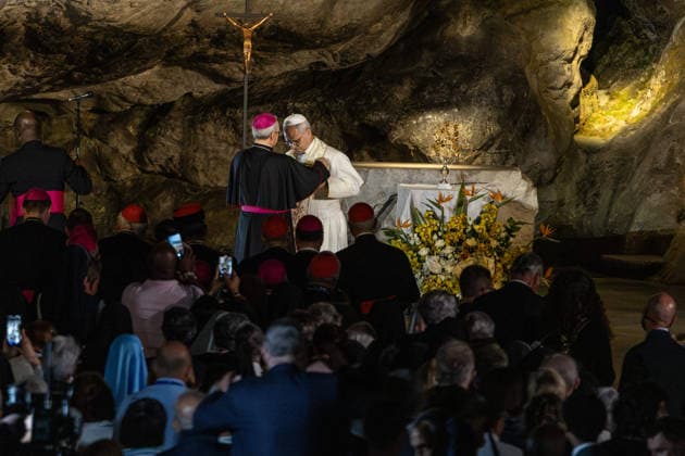 Visit to France of Pope Leo XIV - Prayer at Lourdes Sanctuary MLG Pope Leo XIV prays at the Grotto of the Apparitions at the Sanctuary of Our Lady of Lourdes during his historic apostolic journey, in Lourdes, France, on September 26, 2026. Photo by Margot Le Gonidec ABACAPRESS.COM Lourdes France  Copyright: xLexGonidecxMargot ABACAx