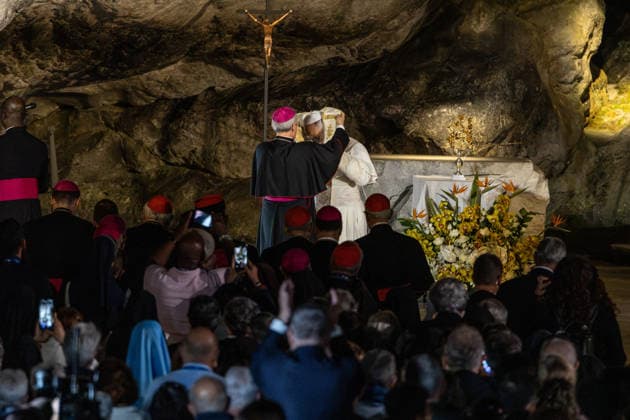 Visit to France of Pope Leo XIV - Prayer at Lourdes Sanctuary MLG Pope Leo XIV prays at the Grotto of the Apparitions at the Sanctuary of Our Lady of Lourdes during his historic apostolic journey, in Lourdes, France, on September 26, 2026. Photo by Margot Le Gonidec ABACAPRESS.COM Lourdes France  Copyright: xLexGonidecxMargot ABACAx