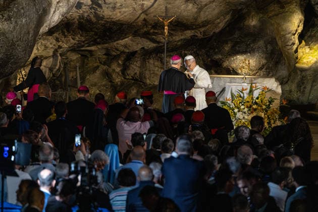 Visit to France of Pope Leo XIV - Prayer at Lourdes Sanctuary MLG Pope Leo XIV prays at the Grotto of the Apparitions at the Sanctuary of Our Lady of Lourdes during his historic apostolic journey, in Lourdes, France, on September 26, 2026. Photo by Margot Le Gonidec ABACAPRESS.COM Lourdes France  Copyright: xLexGonidecxMargot ABACAx