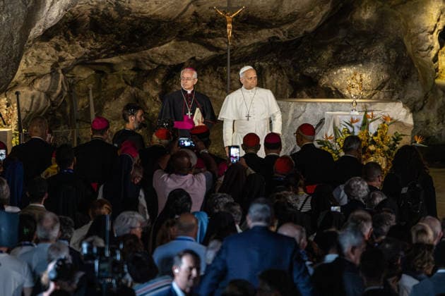Visit to France of Pope Leo XIV - Prayer at Lourdes Sanctuary MLG Pope Leo XIV prays at the Grotto of the Apparitions at the Sanctuary of Our Lady of Lourdes during his historic apostolic journey, in Lourdes, France, on September 26, 2026. Photo by Margot Le Gonidec ABACAPRESS.COM Lourdes France  Copyright: xLexGonidecxMargot ABACAx